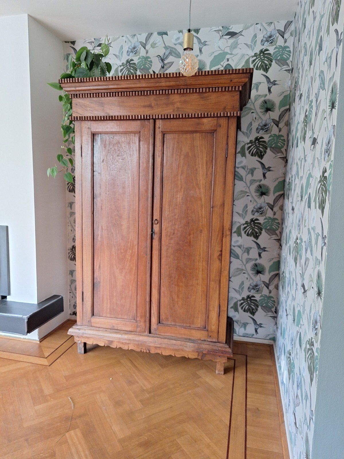 Antieke houten kast met twee deuren, Antiek en Kunst, Antiek | Meubels | Kasten, Ophalen of Verzenden