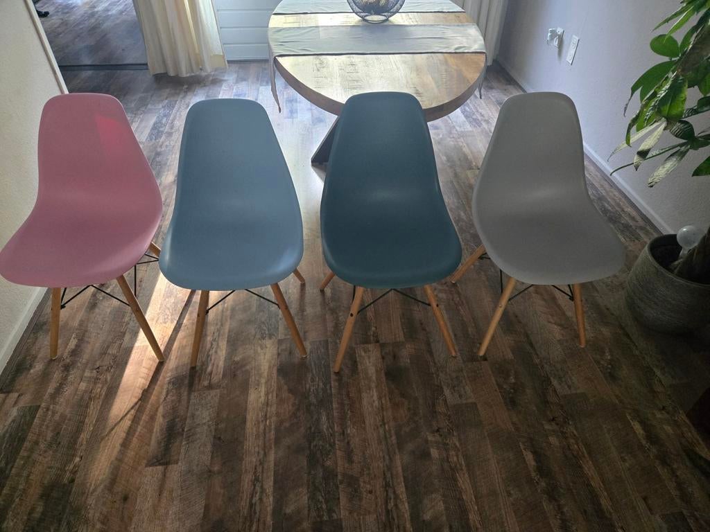 Set van 4 Eames-stijl stoelen in diverse kleuren, Huis en Inrichting, Stoelen, Gebruikt, Ophalen of Verzenden, Vier, Eames-stijl, Modern