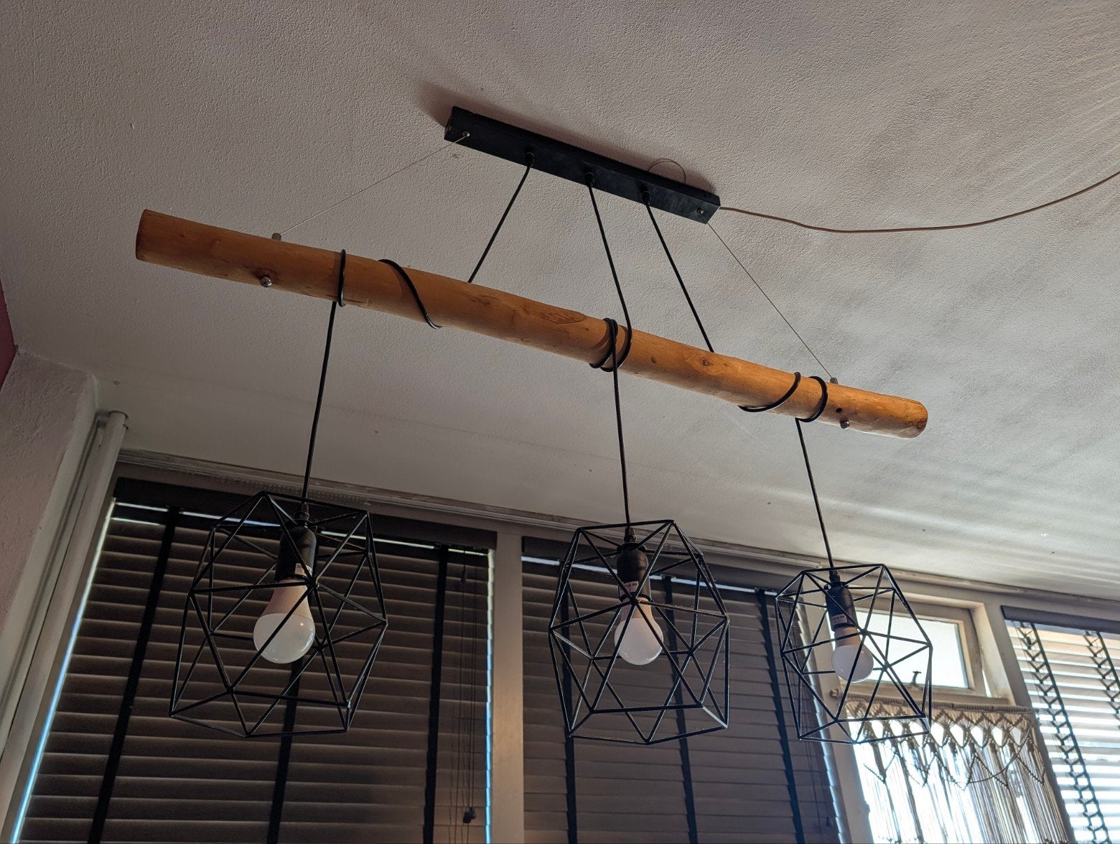 Hanglamp met houten balk en geometrische kappen, Ophalen, Gebruikt, E27 (groot), Industrieel, Landelijk, Modern
