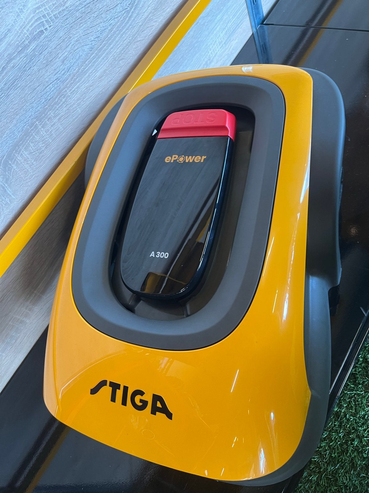Stiga Robot maaier Actie, Ophalen of Verzenden, Zo goed als nieuw, Minder dan 20 cm, Bestuurbaar via app