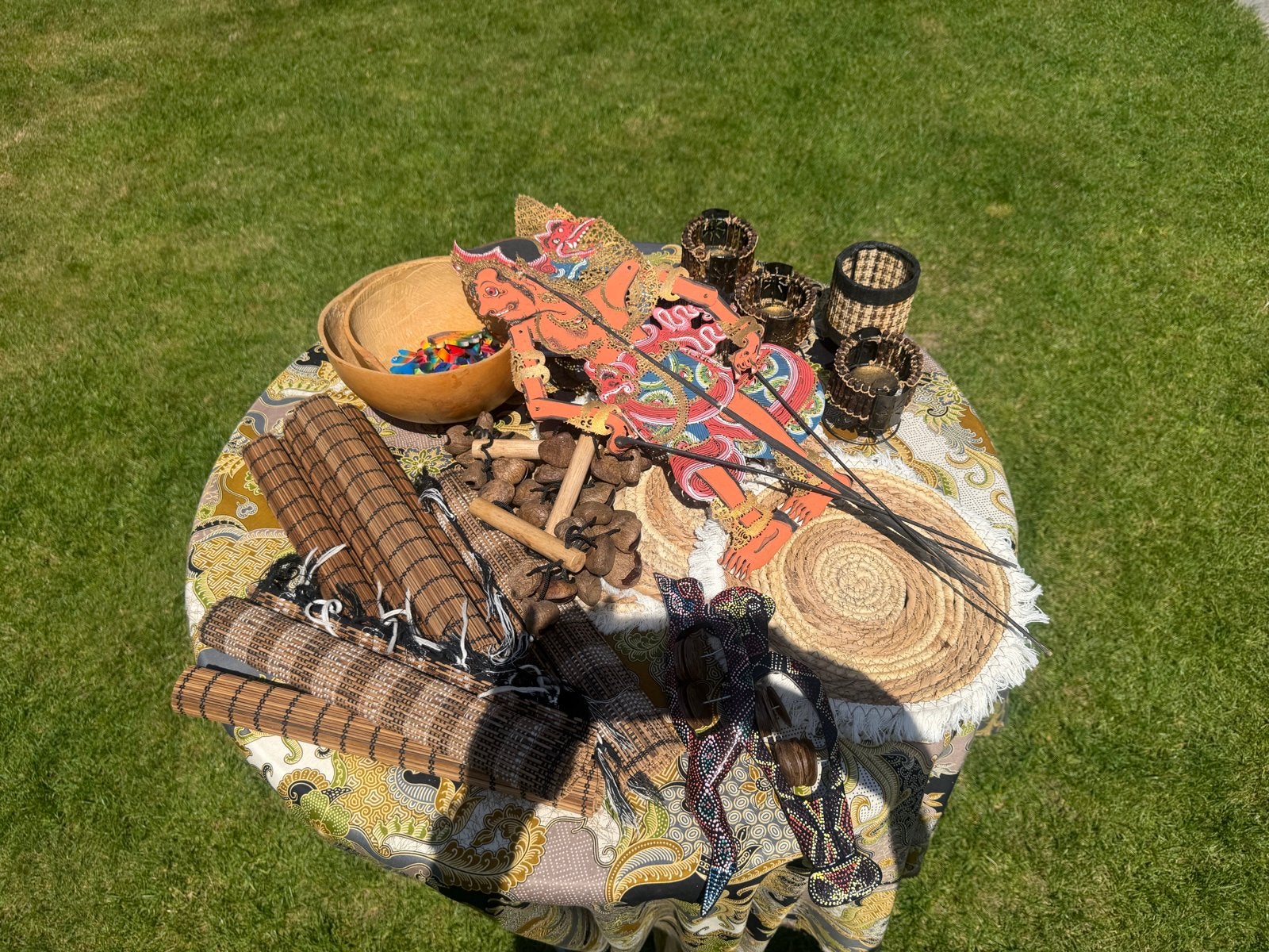 Decoratieve set met Wayang Poppen en bamboe matten, Ophalen