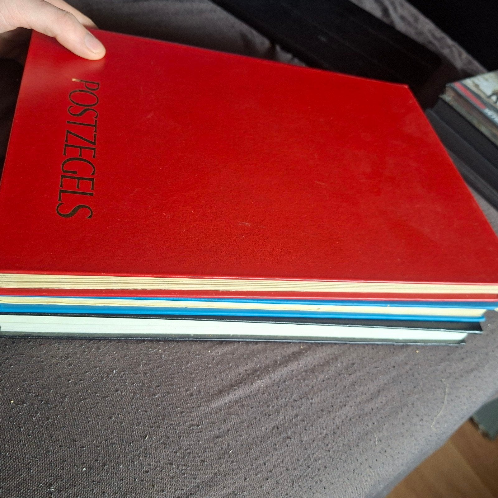 Drie boeken vol met sigarenbandjes, Postzegels en Munten, Ophalen