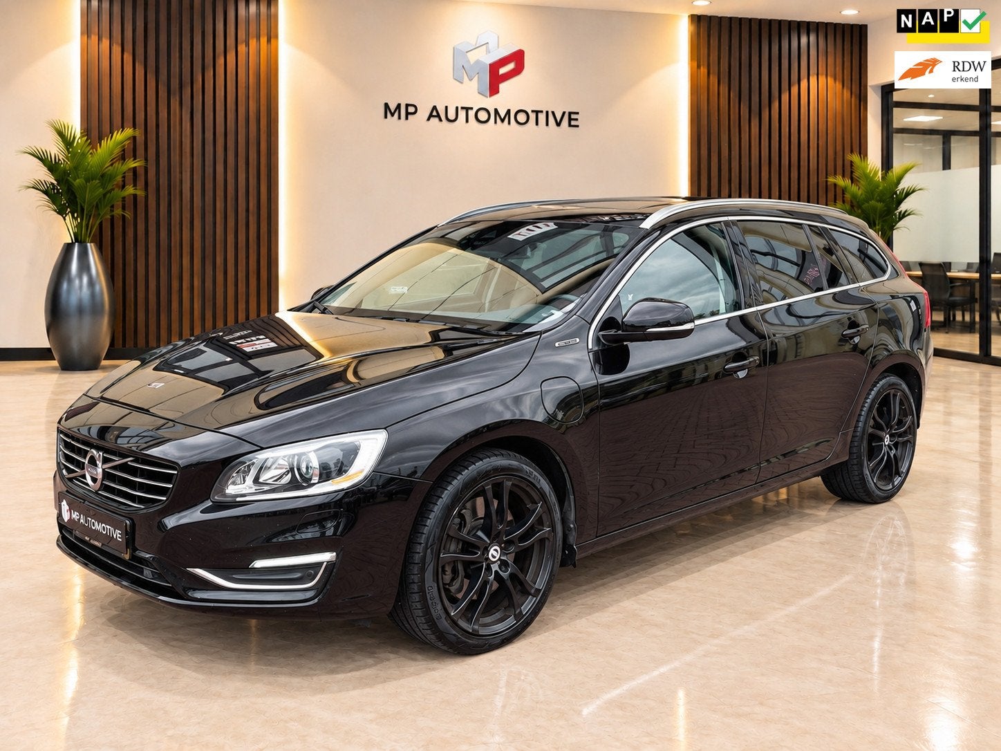 Volvo V60 2.4 D6 AWD Plug-In Hybrid Summum|Pano|Trekhaak|Mem, Auto's, Automaat, Automatische klimaatregeling, Zwart, 11 kWh