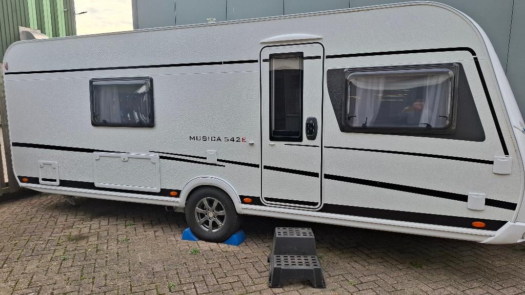 LMC Musica 542E + seizoenplek op 5 sterren camping Ermelo, Caravans en Kamperen, Caravans, Rondzit, Particulier, Schokbreker, 6 tot 7 meter