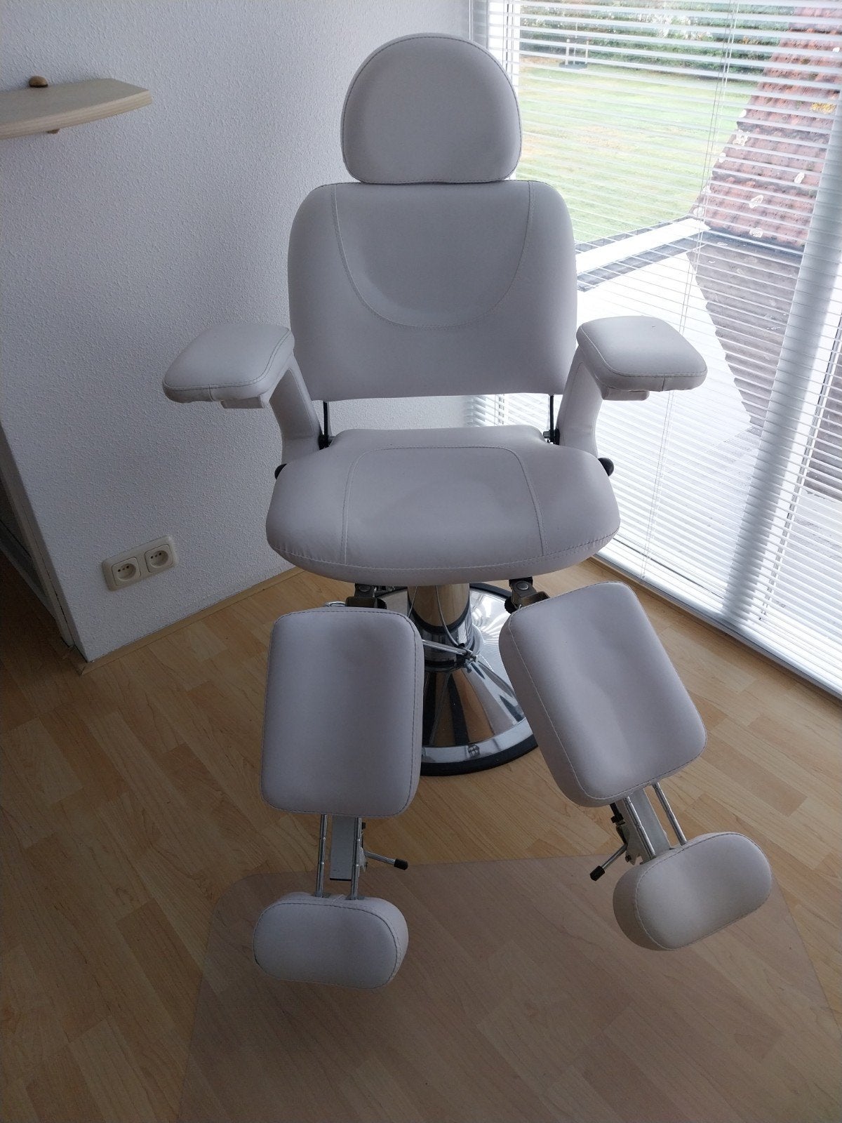 Pedicurestoel. krukje, instr.tafeltje  met loep en beensteun, Ophalen, Eén