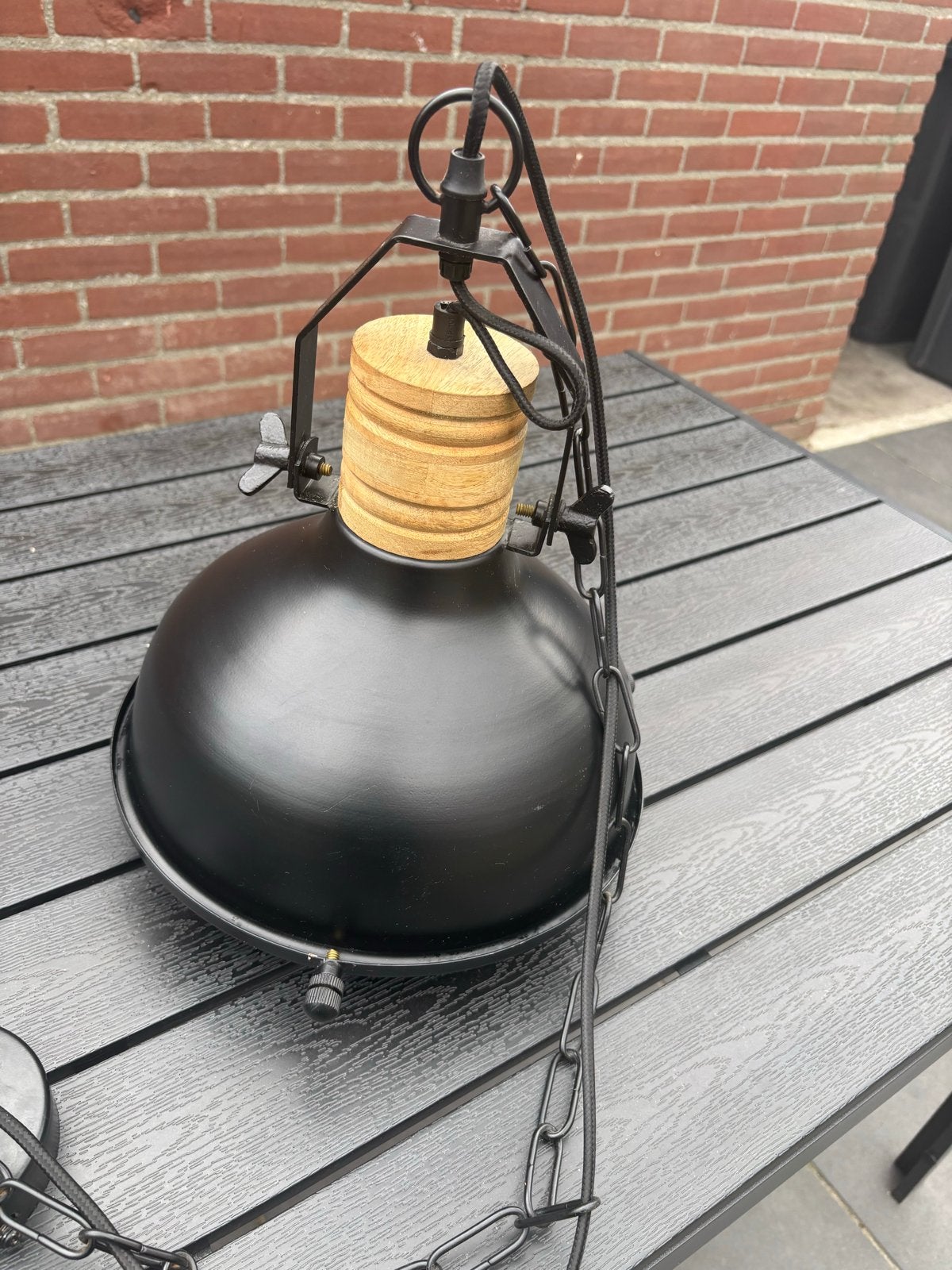 Industriële hanglamp zwart met houten accent, Huis en Inrichting, Lampen | Hanglampen, Zo goed als nieuw, Metaal, E27 (groot)
