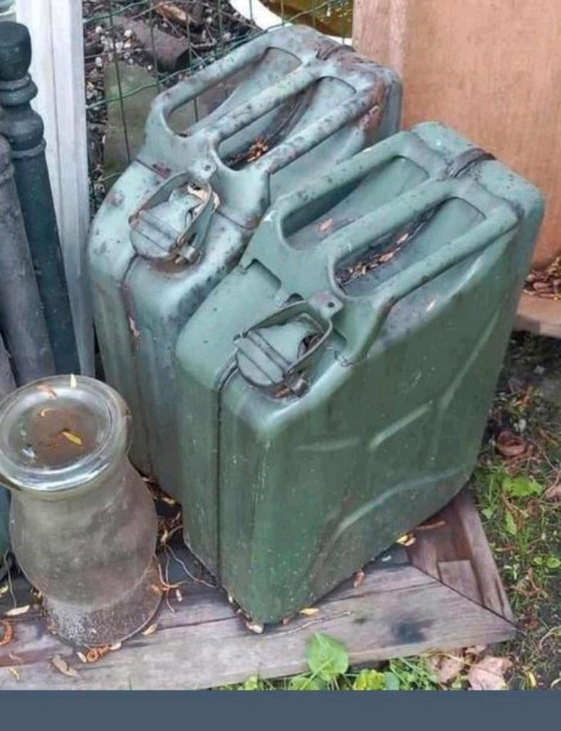 2 Leger Jerrycans 20 Liter - Militaria, Verzamelen, Ophalen of Verzenden, Overige soorten, Overige gebieden, Overige typen