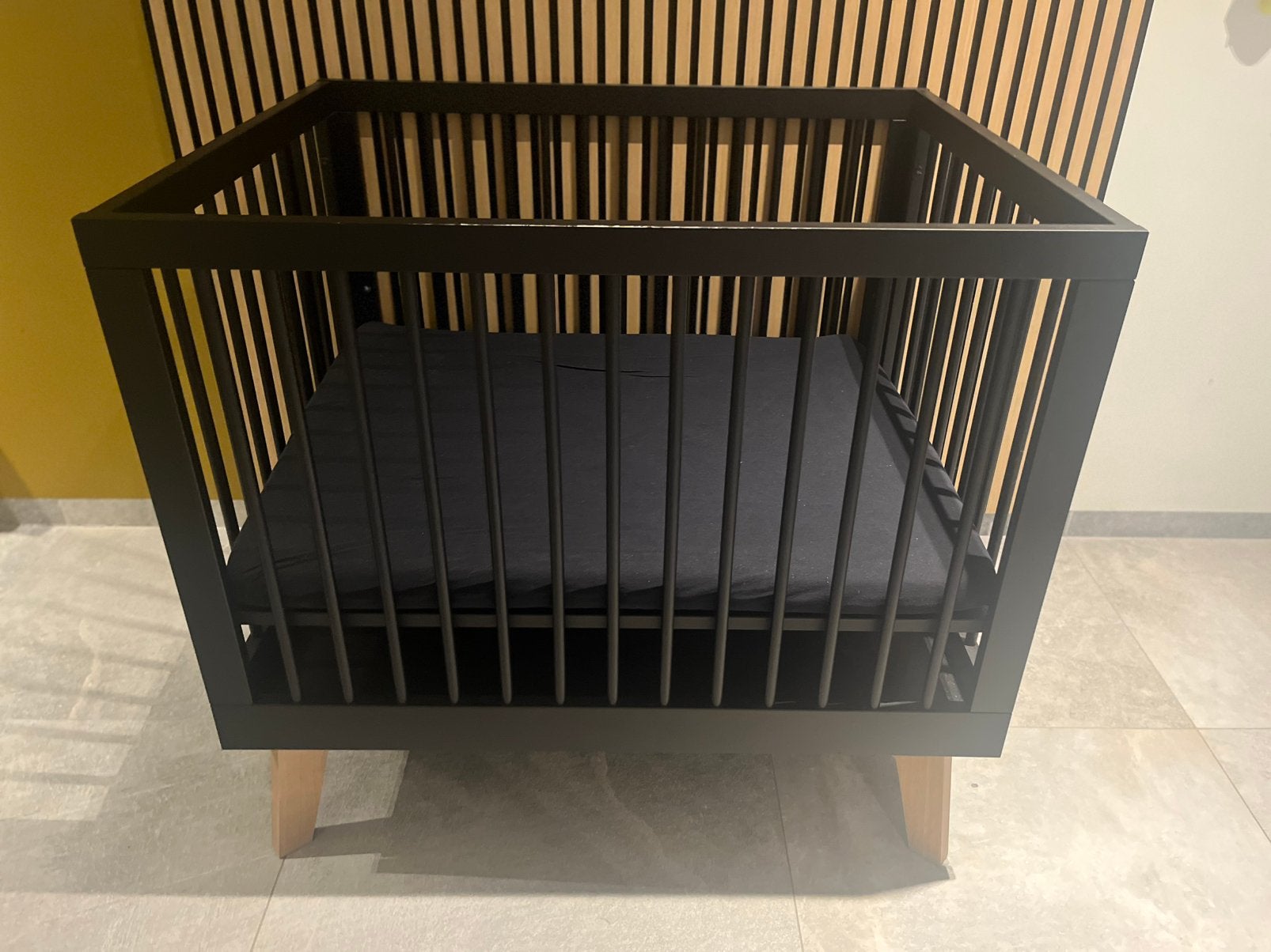 Box baby Kidsmill zwart Houten poten., Ophalen, Gebruikt, Vierkant, In hoogte verstelbaar