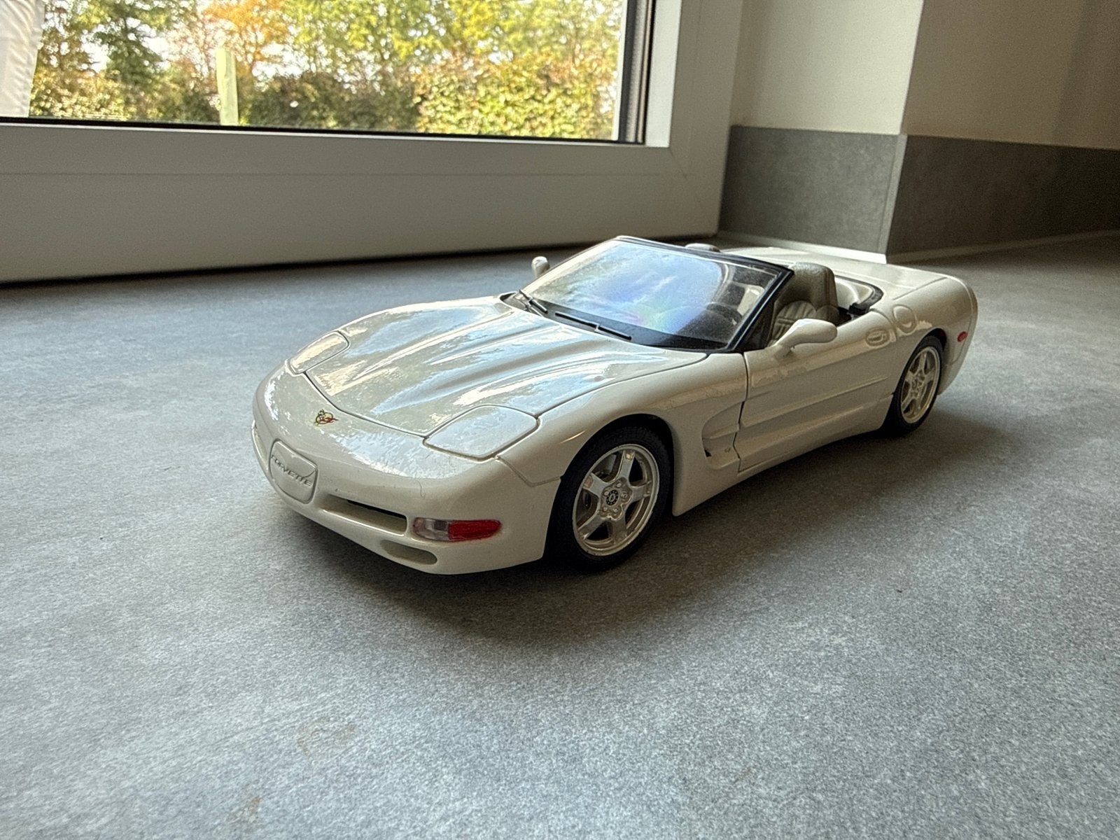 Witte Chevrolet Corvette C5 Cabriolet Schaalmodel, Ophalen of Verzenden, Zo goed als nieuw