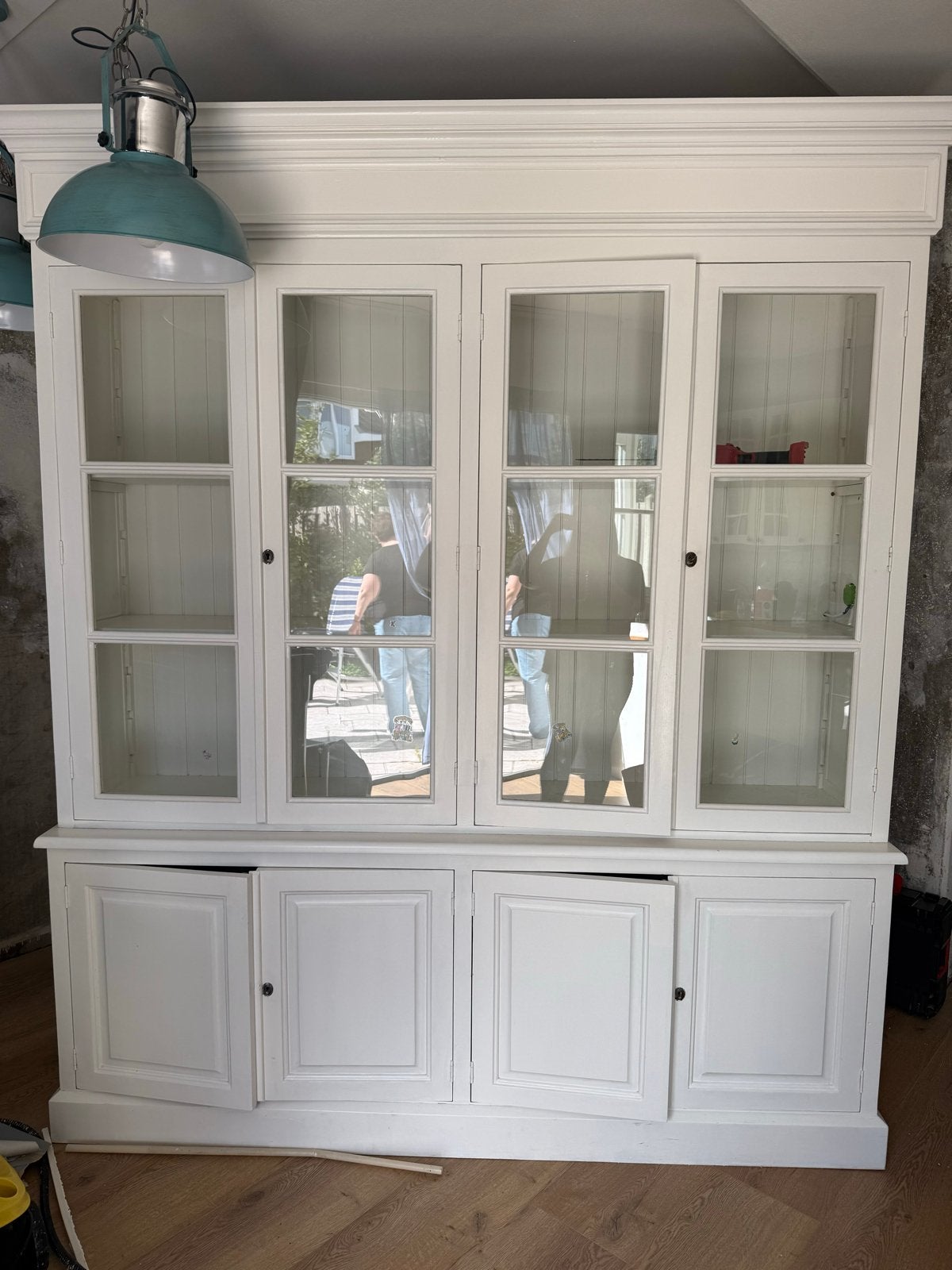 Witte buffetkast met glazen deuren en opbergruimte, Gebruikt, 100 tot 150 cm, Ophalen of Verzenden, 150 tot 200 cm