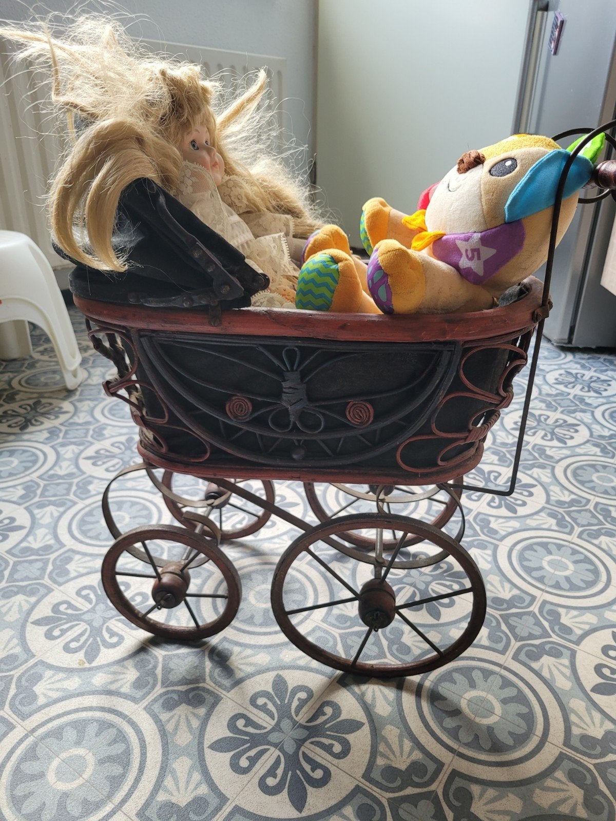 Antieke poppenwagen met pop en knuffel, Ophalen, Gebruikt, Pop