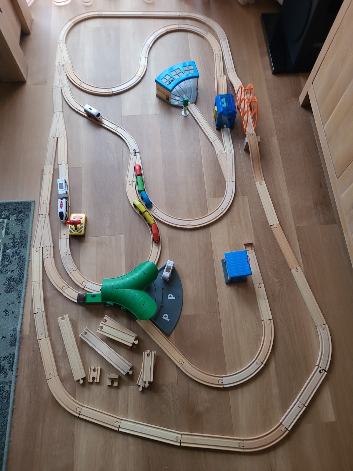 Grote houten treinbaan met treinen en accessoires, Kinderen en Baby's, Speelgoed | Houten speelgoed, Ophalen of Verzenden, Zo goed als nieuw