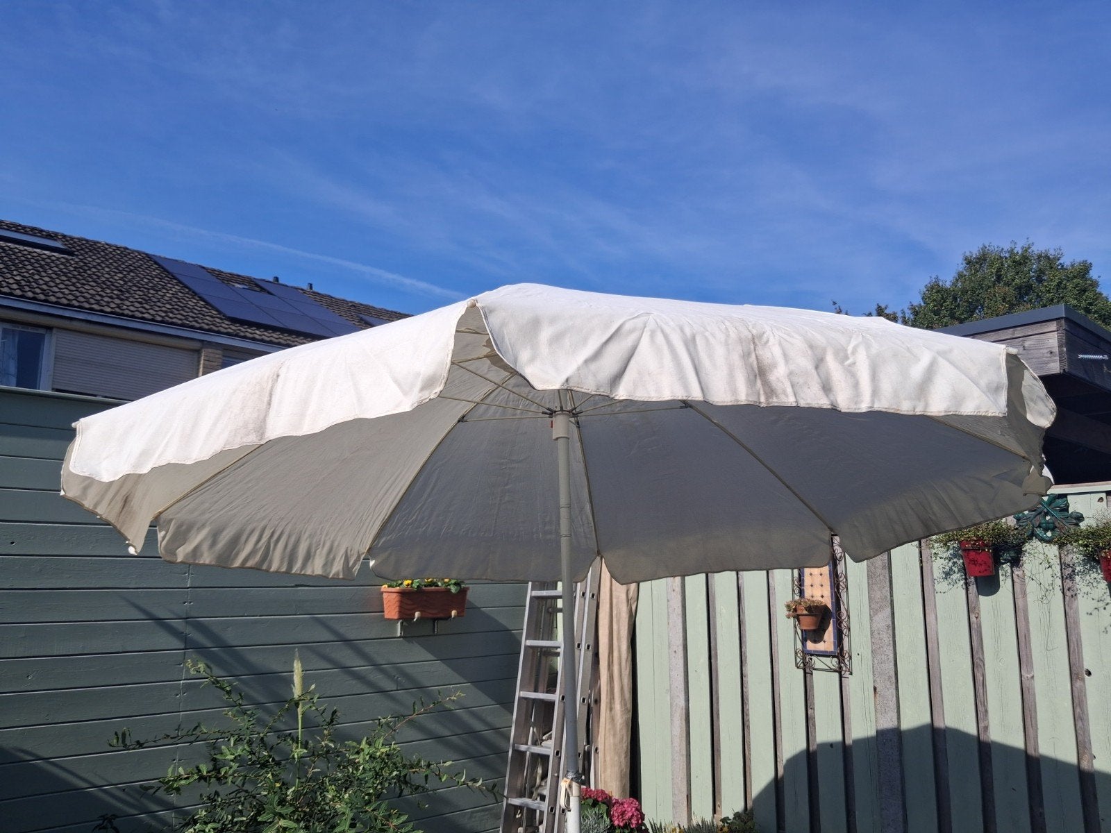 Grote witte parasol voor tuin of terras