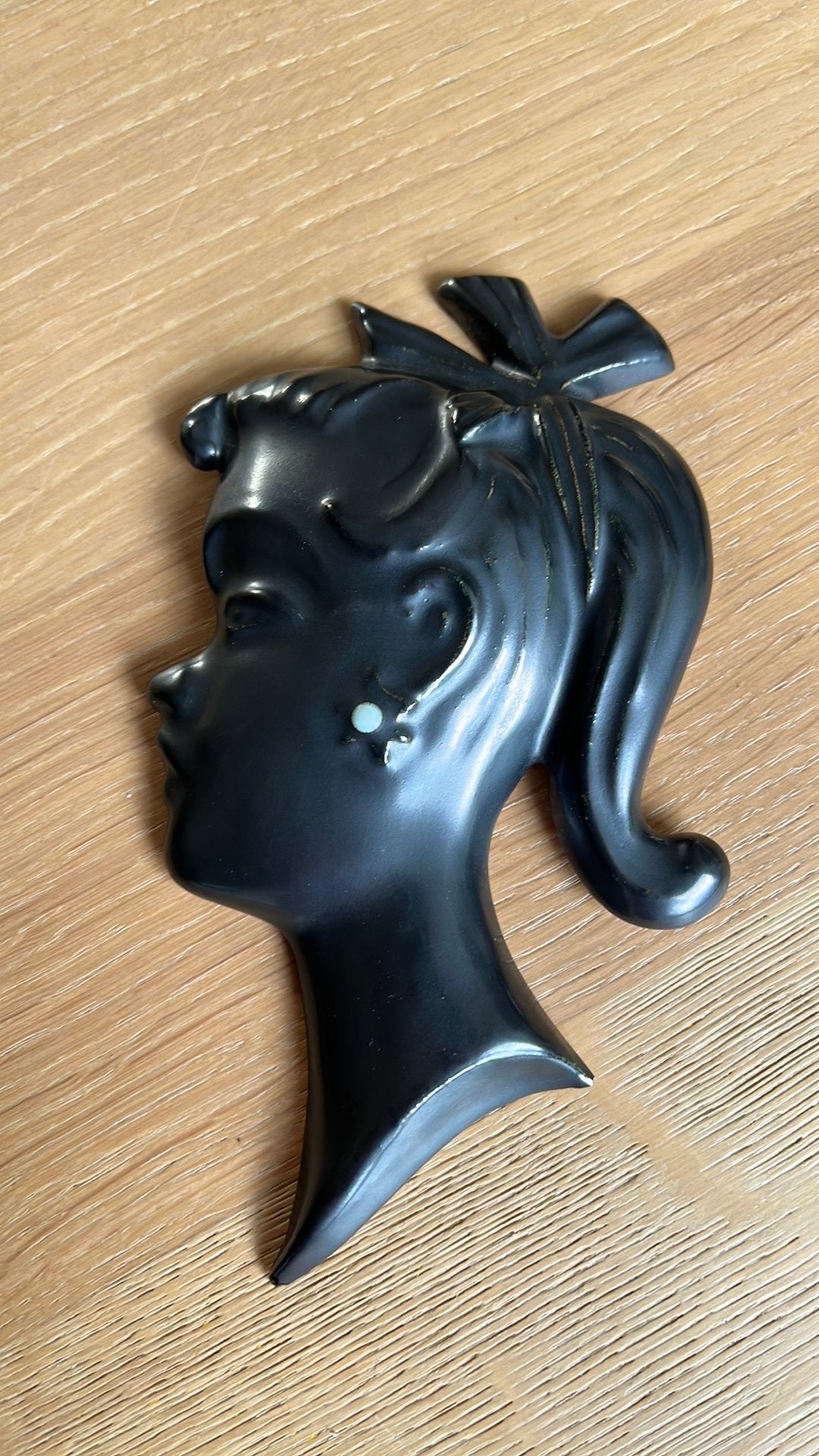 Vintage zwart keramiek wandkopje, Antiek en Kunst, Antiek | Keramiek en Aardewerk, Ophalen of Verzenden