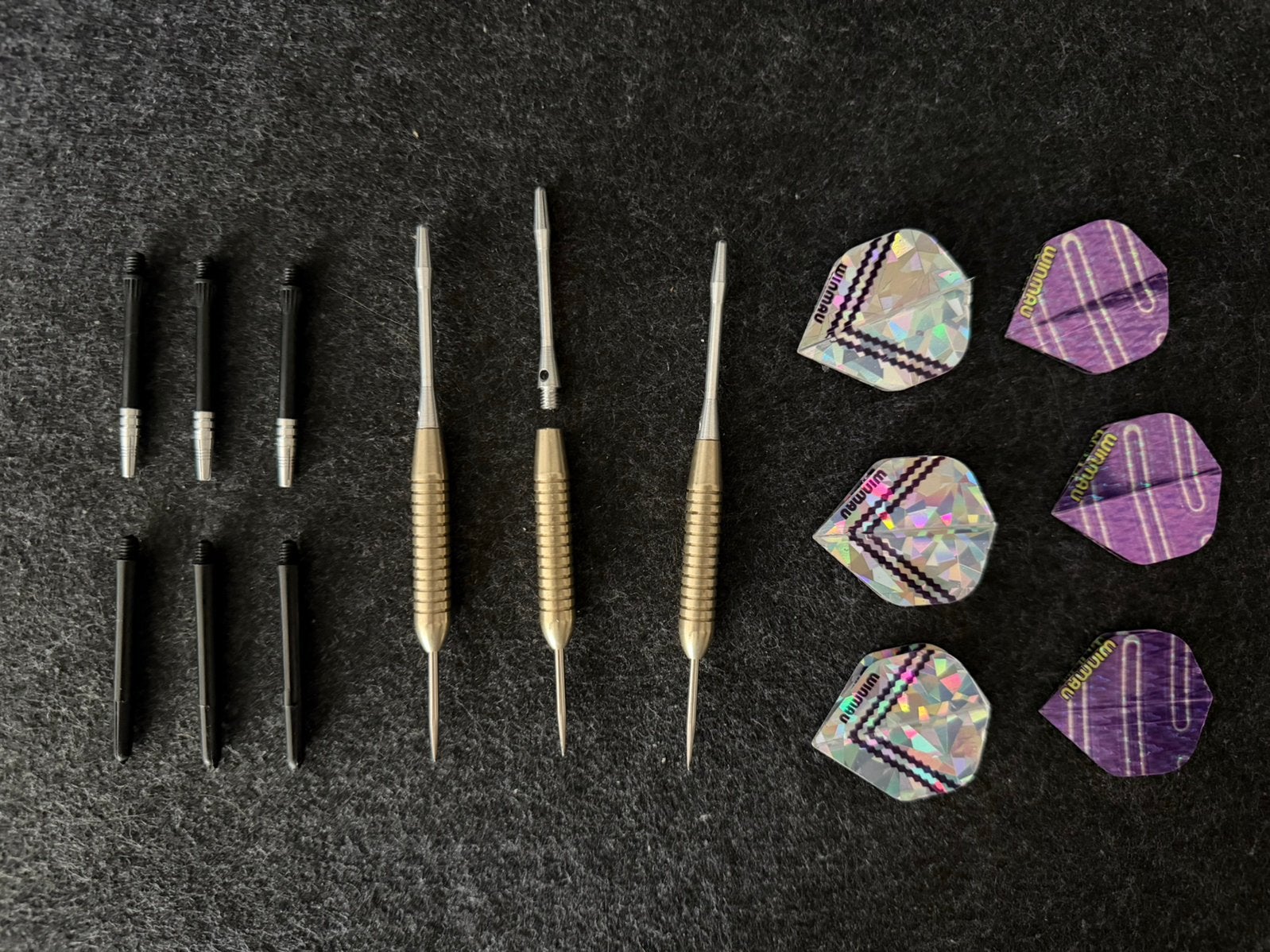Winmau dart set in case, 22gr, div. shafts en flights, Ophalen of Verzenden, Zo goed als nieuw, Pijlen