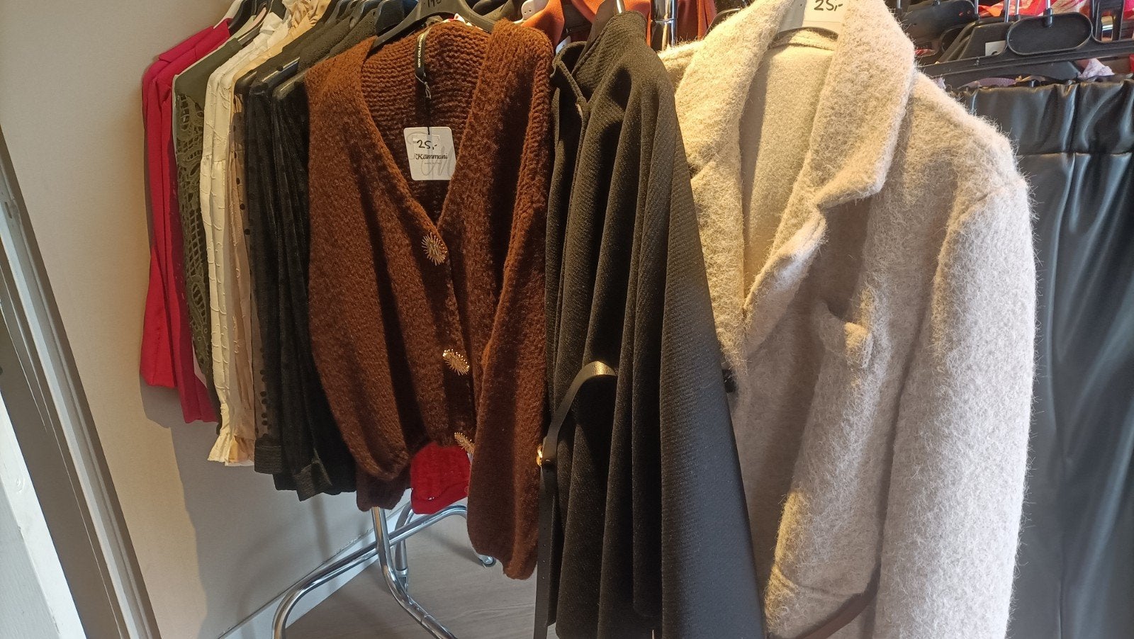 Diverse kledingstukken: vest, jas, en meer, Meerkleurig, Onbekend, Gedragen, Ophalen
