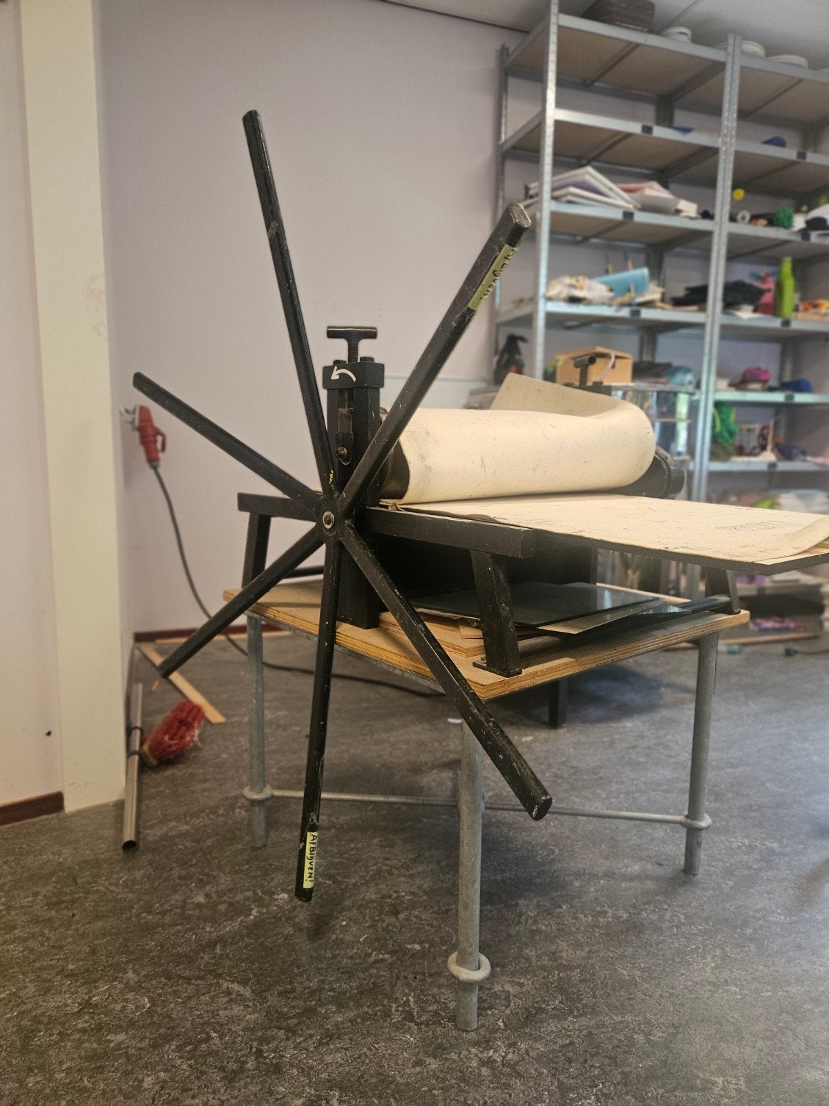 Grote Drukpers voor Kunstprojecten, Ophalen