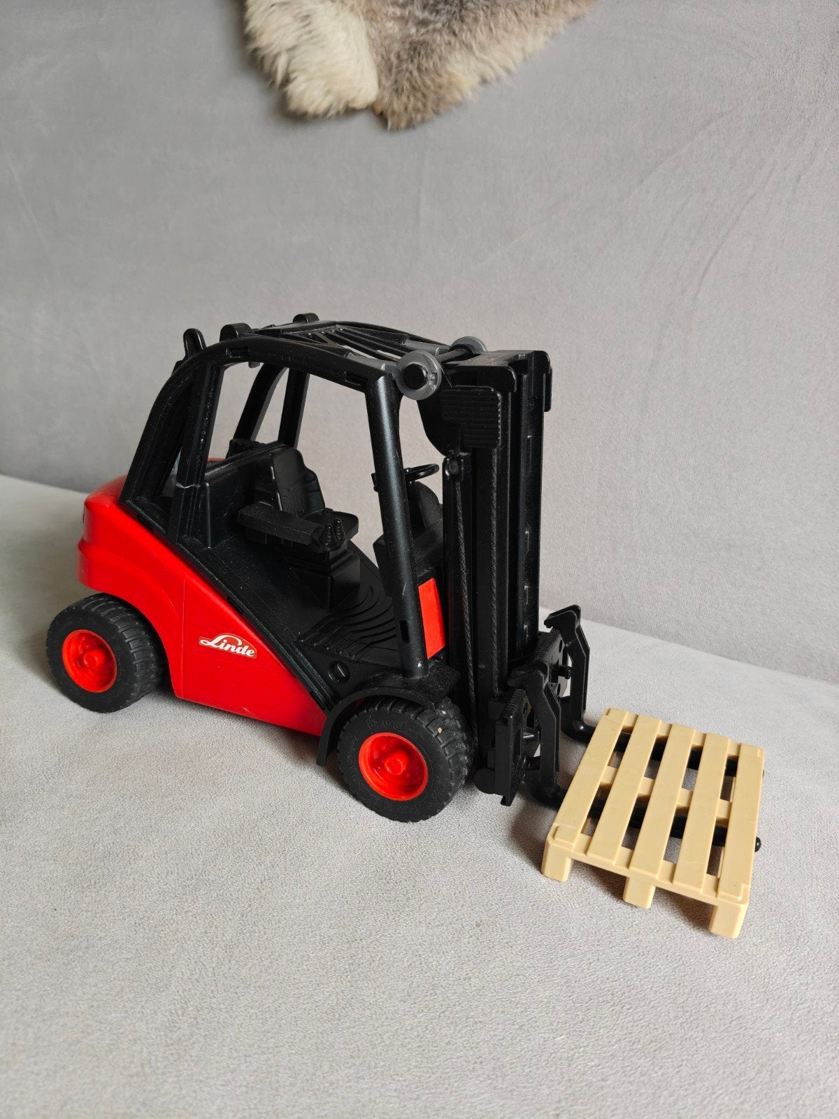 Bruder Linde heftruck met pallet - gebruikt, maar goed!, Ophalen of Verzenden, Gebruikt