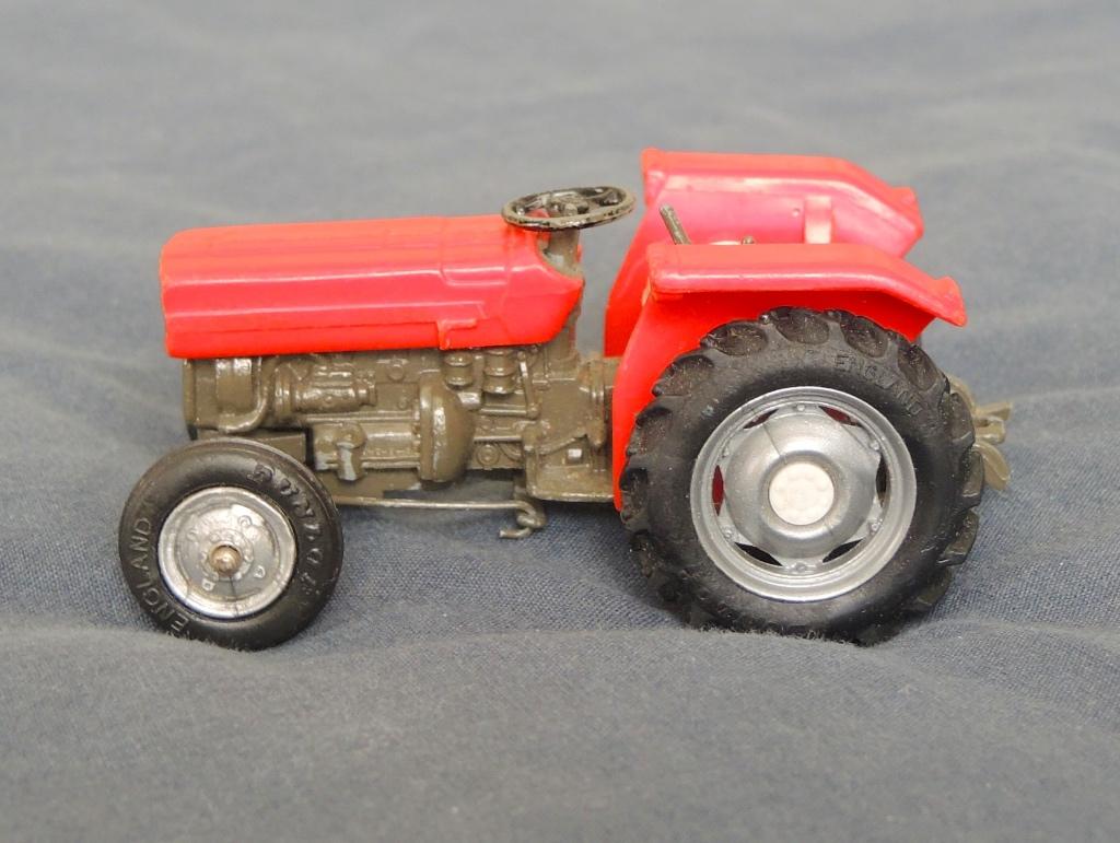 Britains 9520 Massey Ferguson 135 Tractor, Ophalen of Verzenden, Gebruikt, Tractor of Landbouw