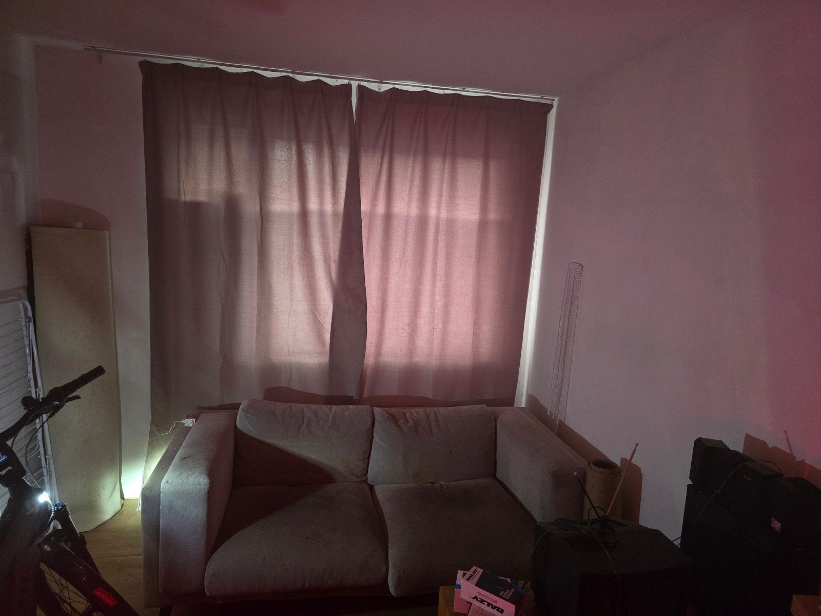 *Gratis* Nockeby 2 zits bank Grijs wieheteerstkomtwieheteers, Huis en Inrichting, Banken | Bankstellen, Gebruikt, Tweepersoons