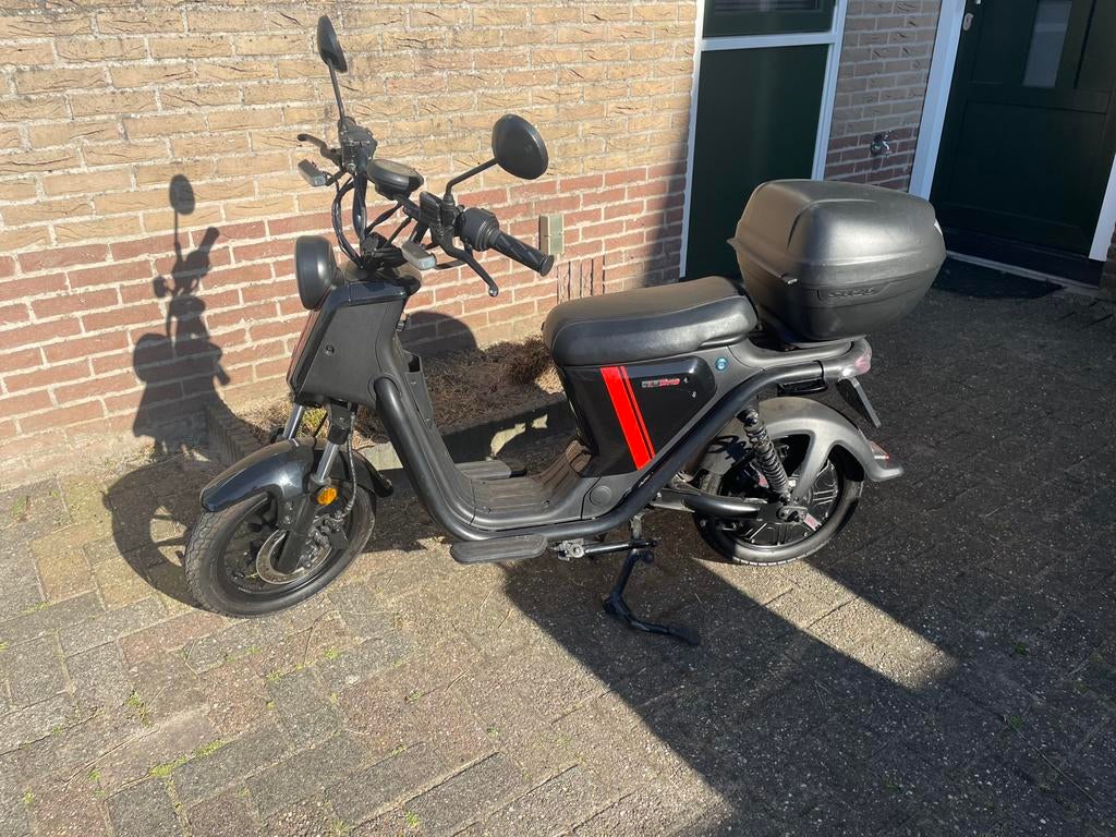 Niu UQi Pro zwart met rode details elektrische scooter, Elektrisch, Zo goed als nieuw, Ophalen, Overige merken