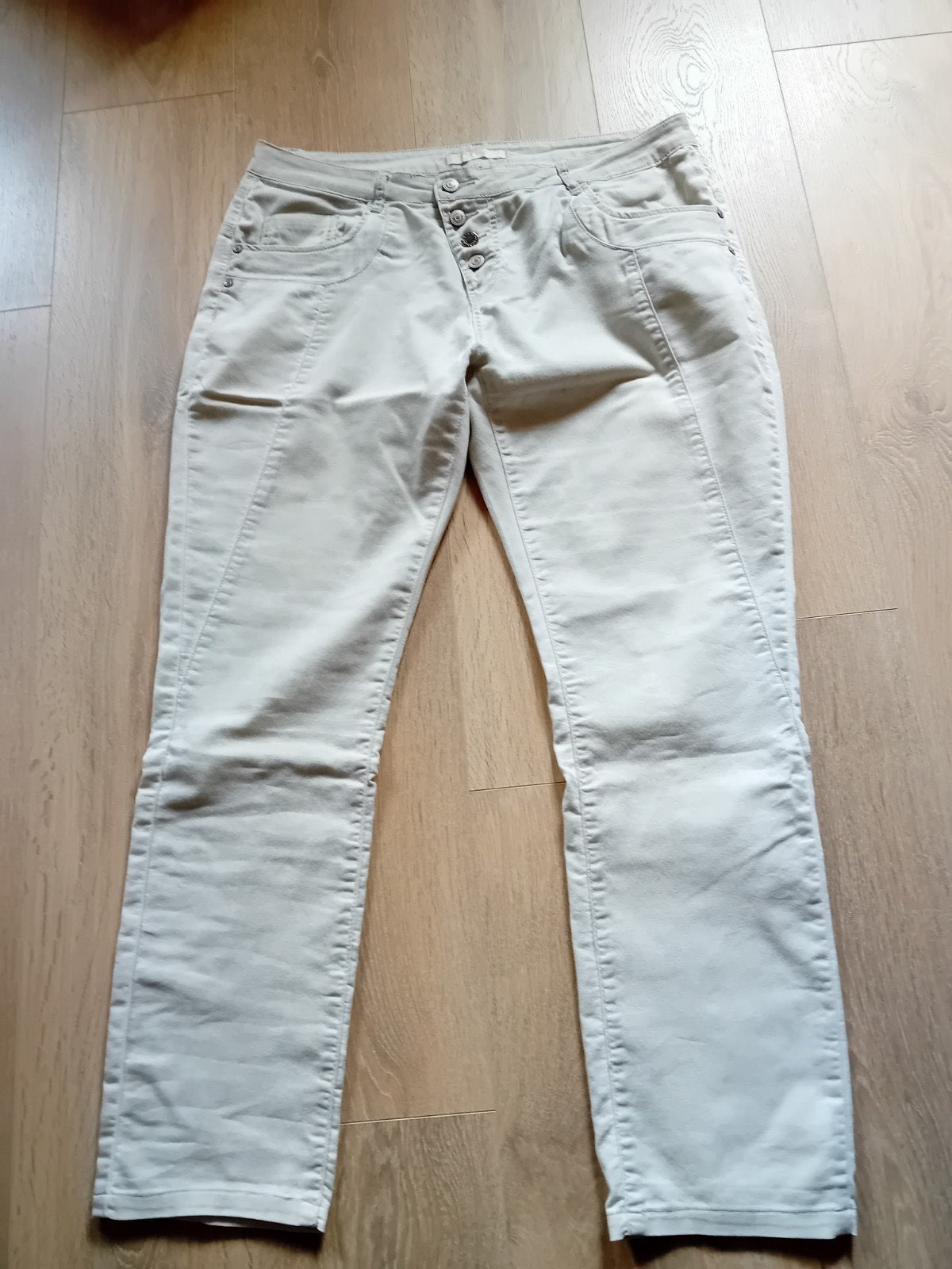 2 So Soire broeken maat 42 - Zandkleurig en Grijs, Kleding | Dames, So Soire, Beige, Maat 42/44 (L), Ophalen of Verzenden