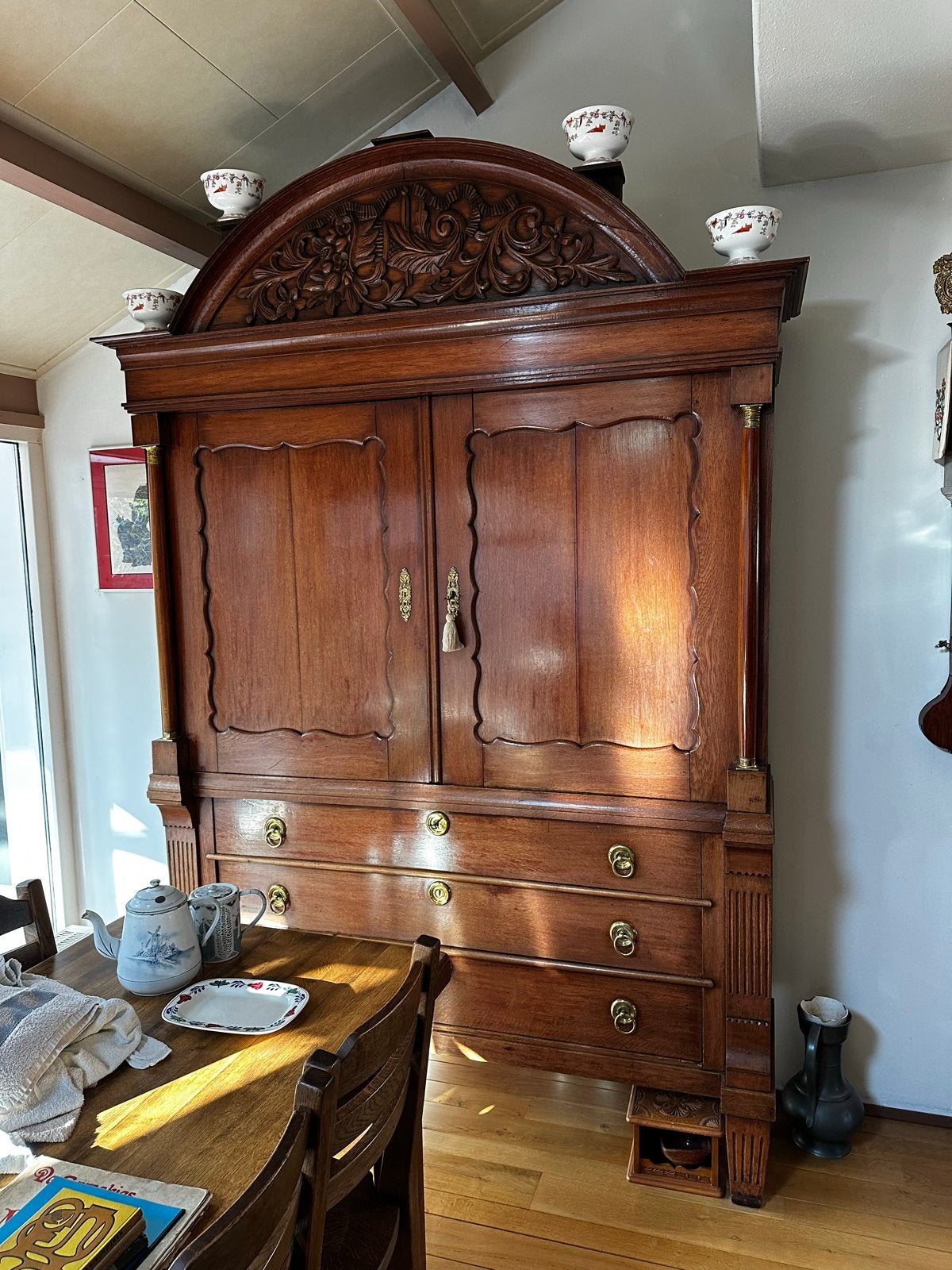 Antieke kast met houtsnijwerk, Drents Kabinet, Ophalen