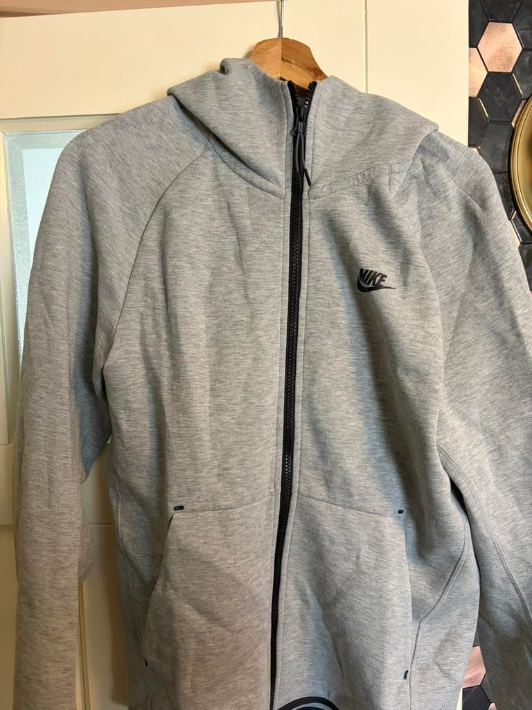 Nike tech fleece pak orgineel maat S, Ophalen, Zo goed als nieuw, Grijs