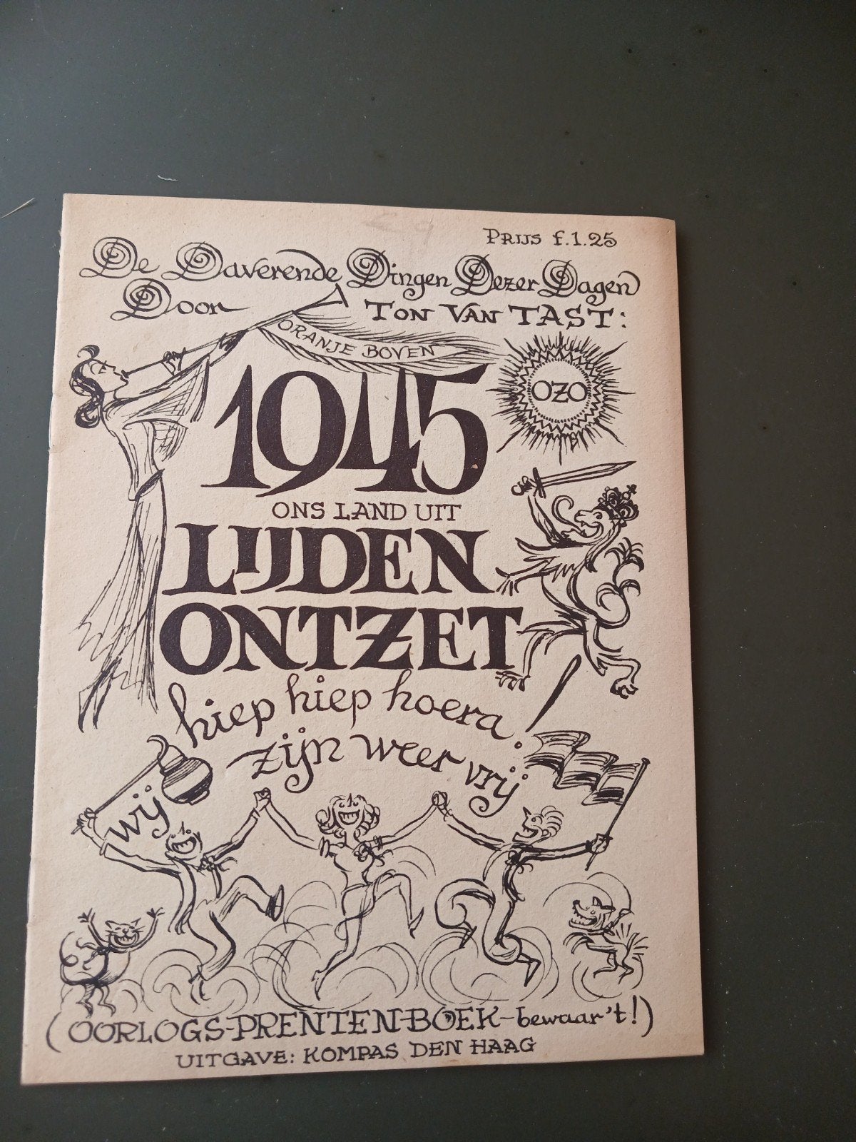 1945 Ons Land Uit Lijden Ontzet - Oorlogsprentenboek, Eén stripboek, Ophalen of Verzenden, Gelezen
