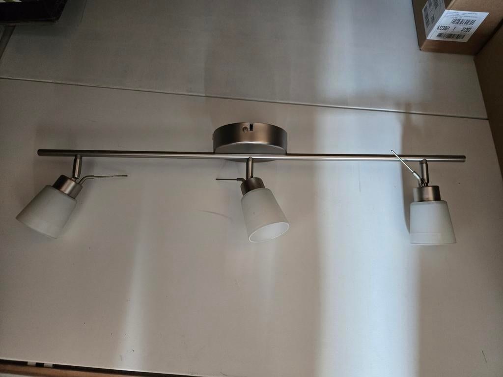 Ikea Basisk plafondlamp, met 3 spots incl lampjes, Huis en Inrichting, Ophalen, Metaal of Aluminium, Zo goed als nieuw, Led