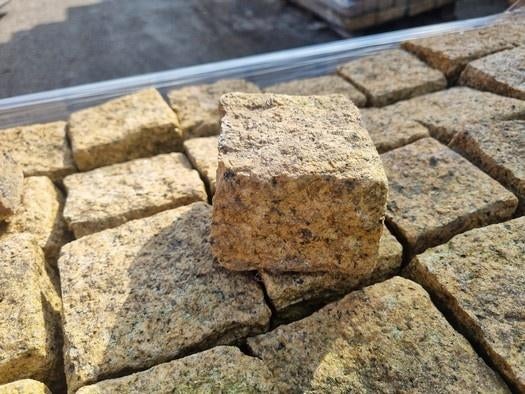 24 m2 Natuursteen – geel graniet / Extra goedkoop, Tuin en Terras, Grind, Keien en Split, Ophalen, Graniet, Overige typen