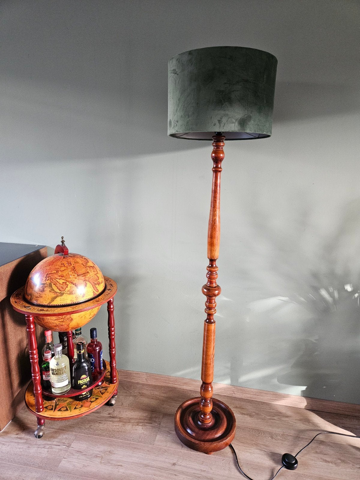 Vintage houten vloerlamp (met fluwelen groene kap), Ophalen, Gebruikt, Vintage, Klassiek, 150 tot 200 cm