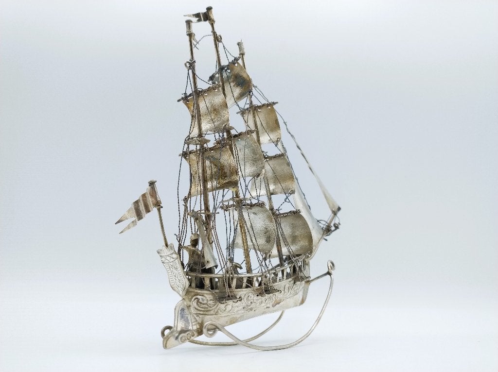 Zilveren miniatuur, driemaster, J. Postmus, Hoorn, 1918