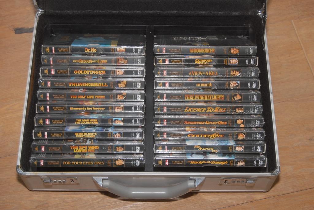James Bond Ultimate Edition Collection in koffer 20x2 DVD’s, Cd's en Dvd's, Dvd's | Actie, Boxset, Actie, Ophalen of Verzenden
