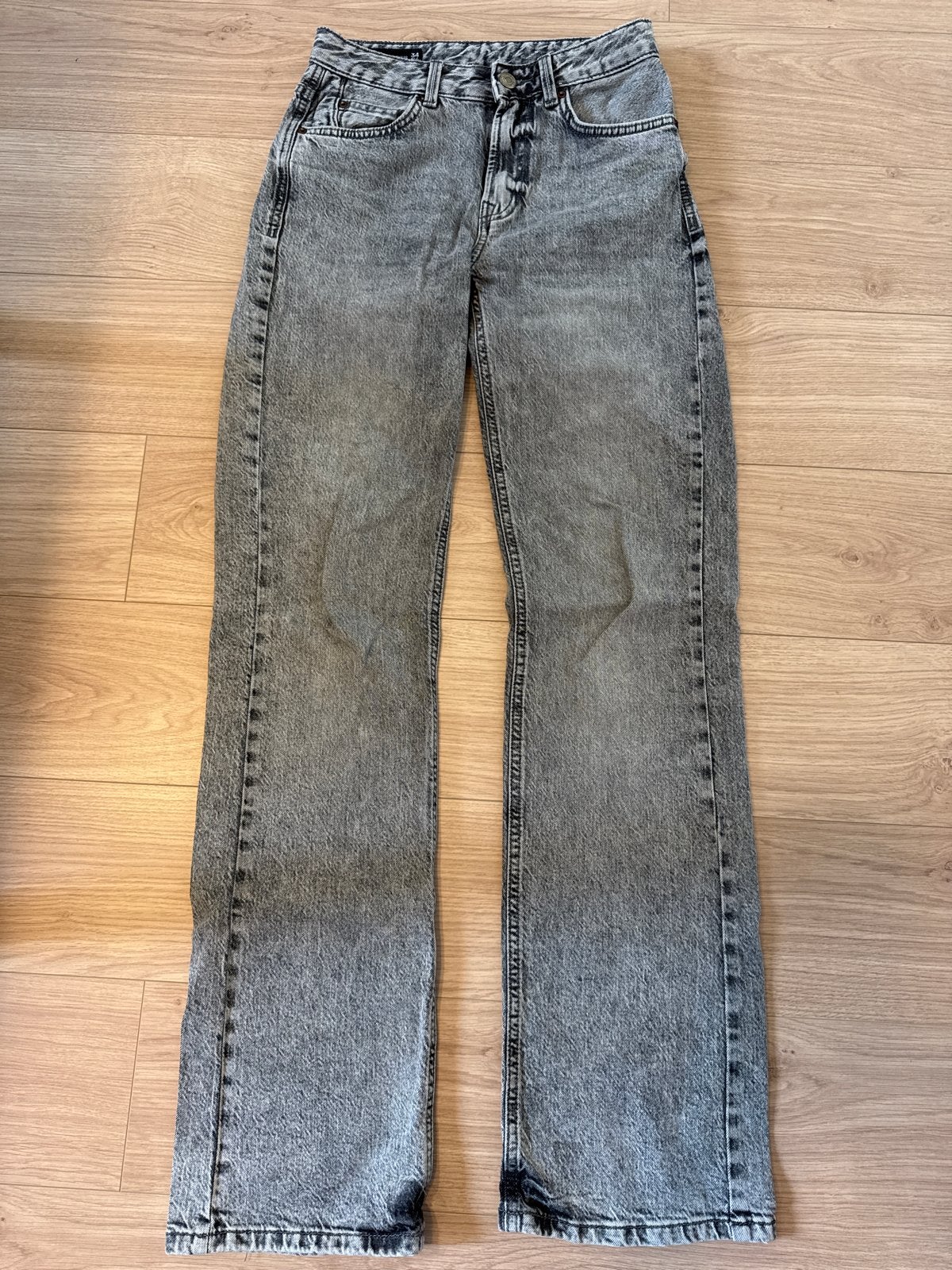 Stradivarius D98 grijze jeans maat 34, Ophalen, Nieuw, Grijs, W27 (confectie 34) of kleiner