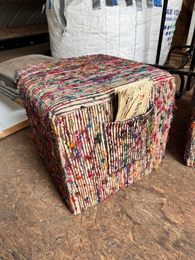 Set van 2 kleurrijke poefjes met opbergvak, Ophalen, Minder dan 50 cm, Vierkant, Zo goed als nieuw