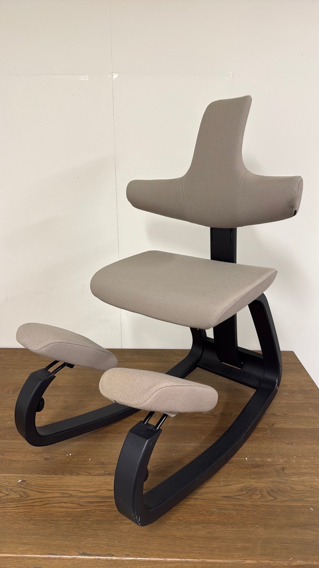 Varier Thatsit ergonomische design kniestoel, Huis en Inrichting, Ophalen, Zo goed als nieuw, Zwart