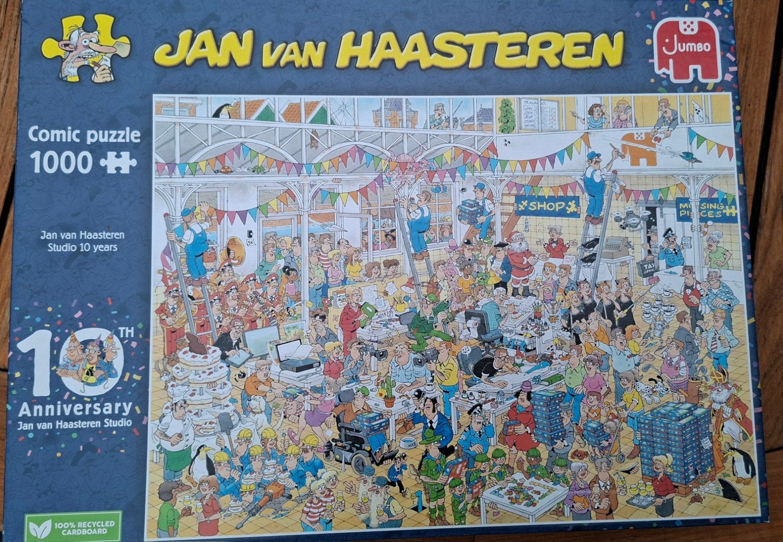 Jan van Haasteren Studio 10 jaar 1000 stukjes, Hobby en Vrije tijd, Denksport en Puzzels, Ophalen, 500 t/m 1500 stukjes, Zo goed als nieuw