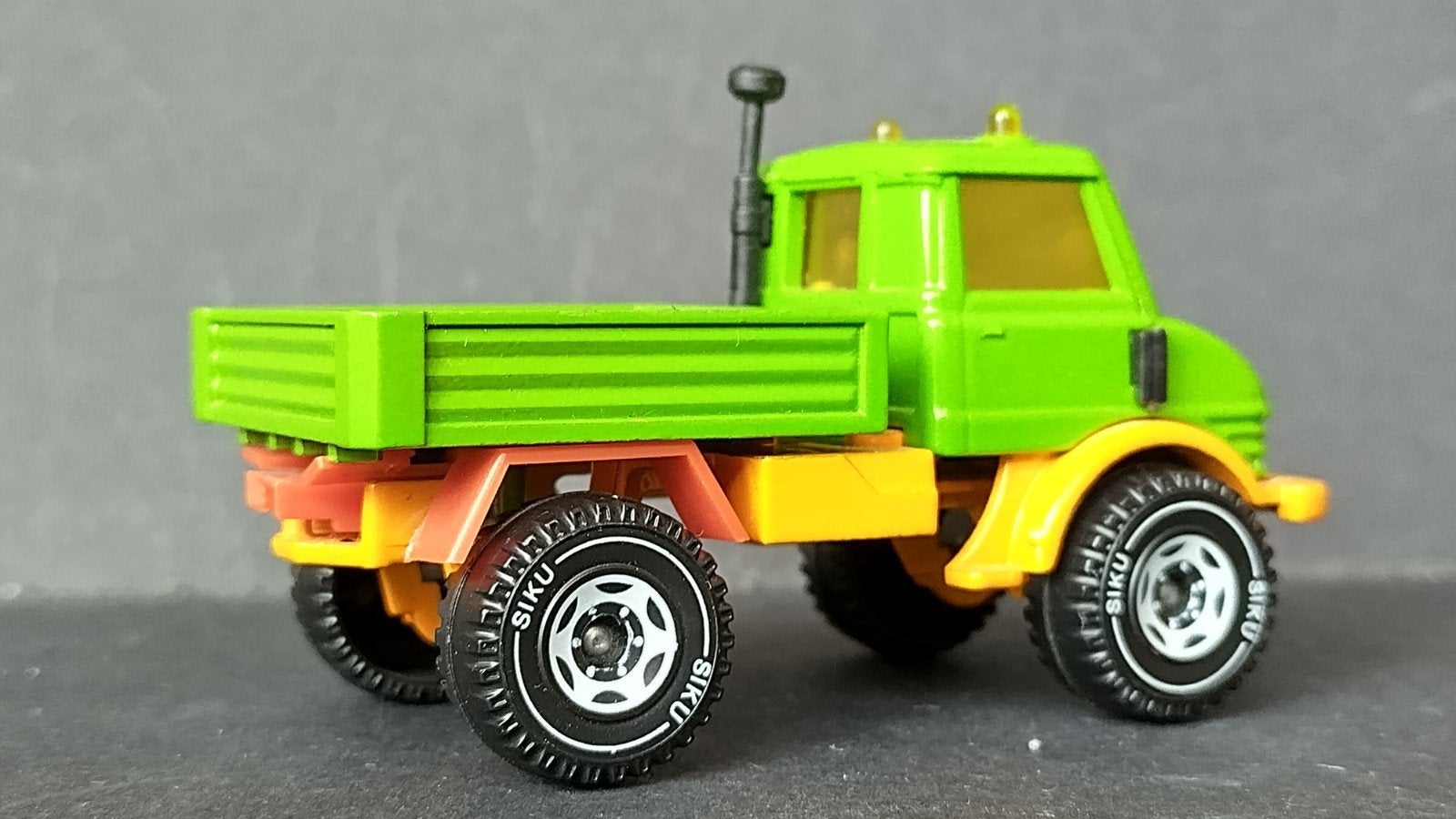 Mercedes Unimog 1:55 Siku Pol, Verzenden, Zo goed als nieuw, Bus of Vrachtwagen, Sieper