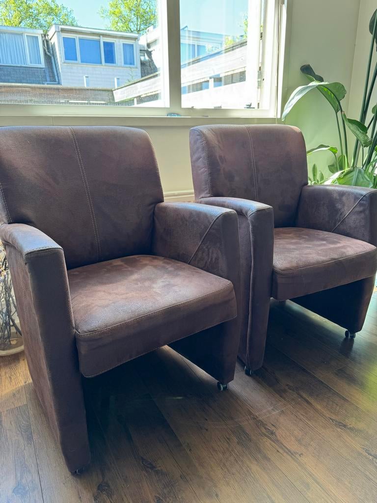 2 suède stoelen met wieltjes, Huis en Inrichting, Stoelen, Ophalen, Twee, Bruin, Zo goed als nieuw