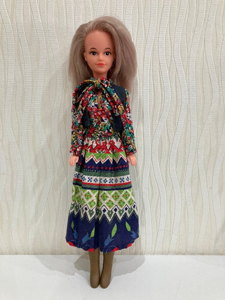 oude BELLA barbiepop met origineel kleedje, Verzamelen, Poppen, Ophalen of Verzenden, Gebruikt, Pop