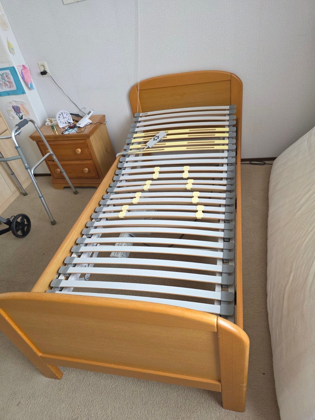 Bed met electrisch verstelbare bodem, uitstekende staat., Ophalen, Hout