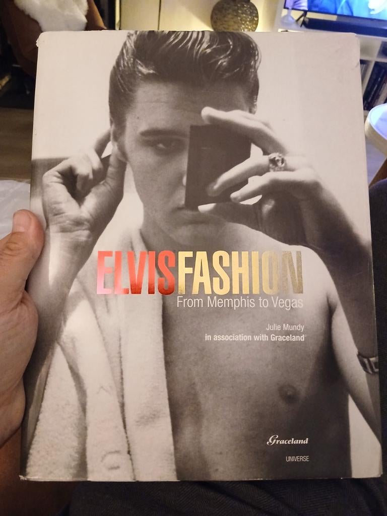 Elvis Fashion: From Memphis to Vegas - Julie Mundy, Ophalen of Verzenden, Zo goed als nieuw, Julie Mundy