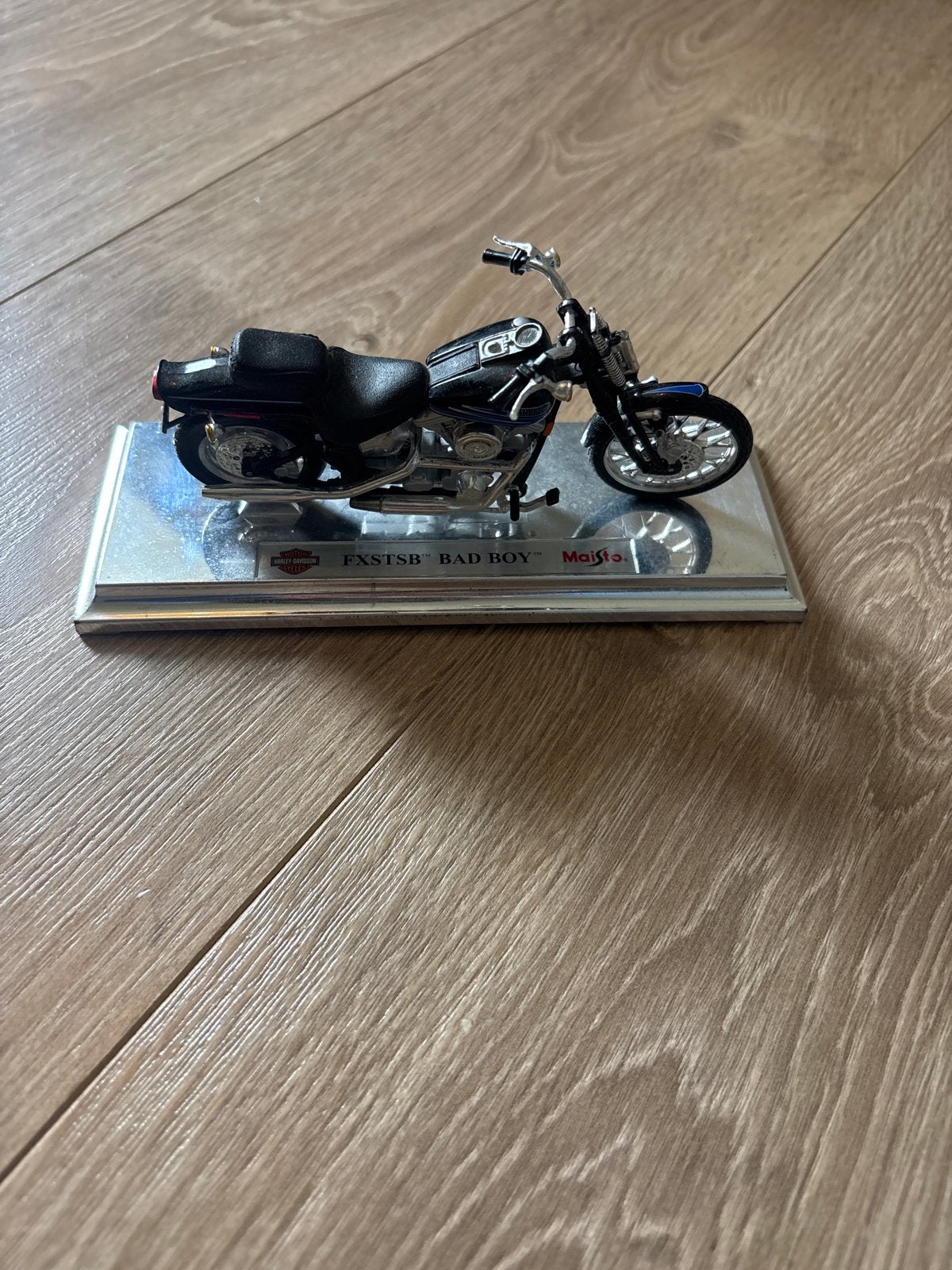 Maisto Harley-Davidson FXSTSB Bad Boy 1:18 (1997), Ophalen of Verzenden, Zo goed als nieuw, Motor, Maisto