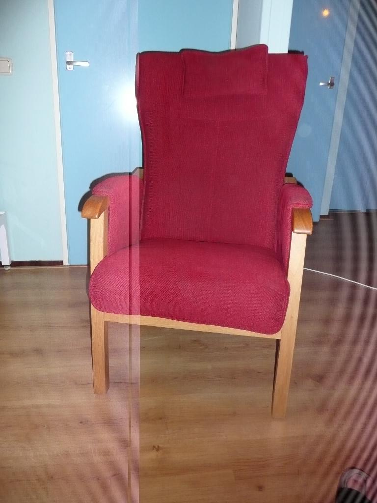 Rode stoffen Senioren-fauteuil, Ophalen, Deens /zweeds voor senioren, Gebruikt, Minder dan 75 cm