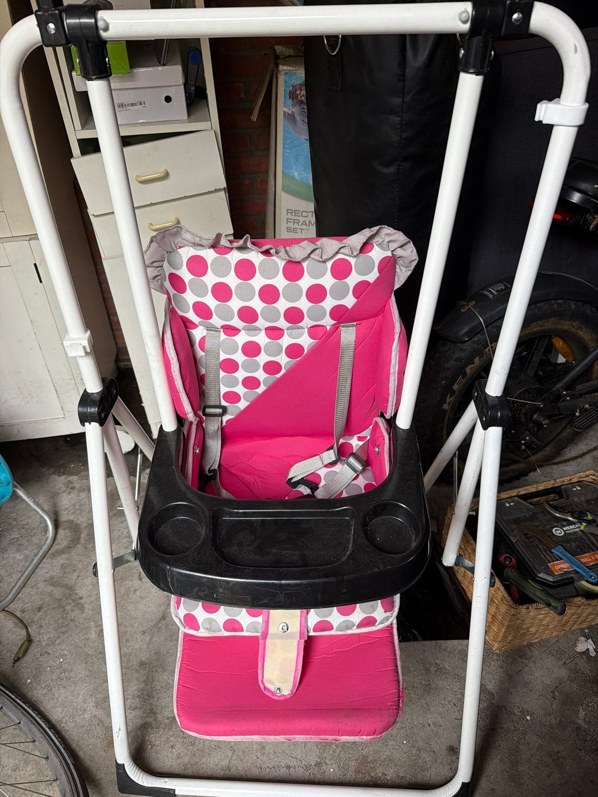 Roze kinderstoel met stippenpatroon, Kinderen en Baby's, Kinderstoelen, Ophalen of Verzenden, Gebruikt, Overige typen, Afneembaar eetblad