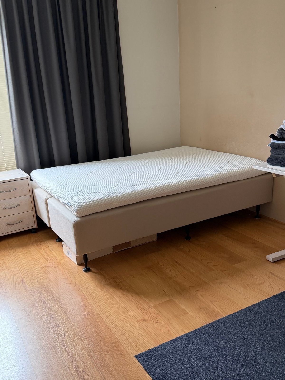 Tweepersoons boxspring met matras en topper 1.40 x 2.00 mtr, Ophalen, 90 cm, Eenpersoons, Beige