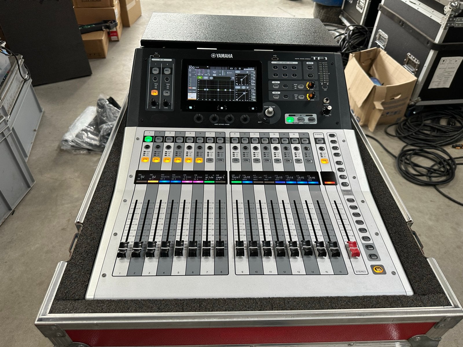Yamaha TF1 Digitale Mixer incl dante card met Flightcase, Muziek en Instrumenten, Mengpanelen, Ophalen, Gebruikt, 10 tot 20 kanalen