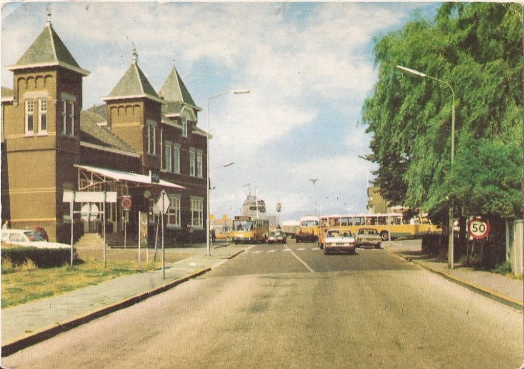 Kampen IJsselmuiden N.S. Station ca. 1980 met veel bussen, Ophalen of Verzenden, 1960 tot 1980, Ongelopen, Overijssel