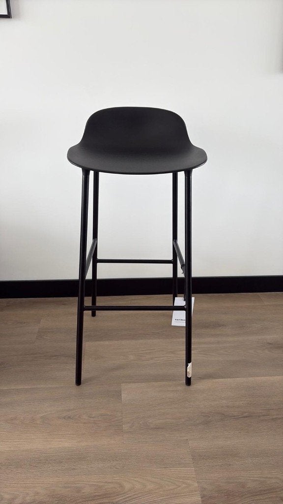 Normann Copenhagen Form Barstoel Blue 75 cm Zwarte, 1 kruk, Ophalen of Verzenden, Nieuw, 60 tot 90 cm